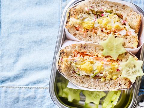 Belegde boterham met verse eiersalade met rauwkost