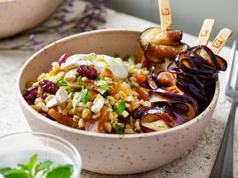 Kebab van kleverige aubergines met taboulé