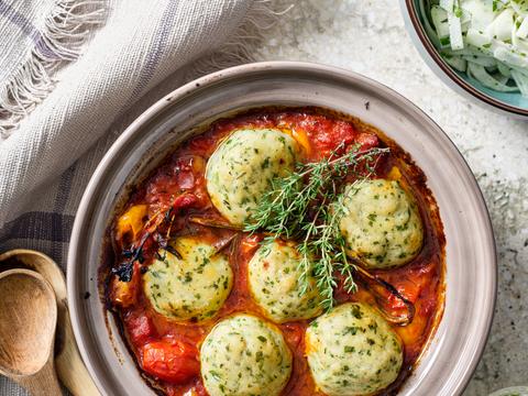 Visballetjes in pittige tomatencompote met koolrabi-venkelslaatje