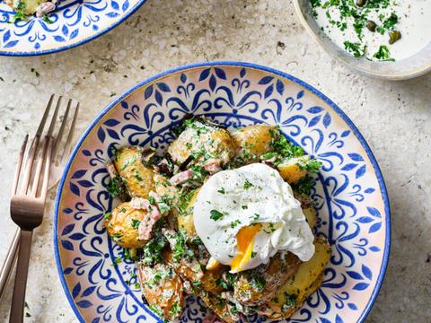 Salade van gepofte peterseliekrieltjes met spekjes en een gepocheerd ei