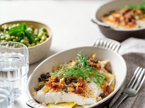 Zomerse vis­crumble met frisse erwtjessalade