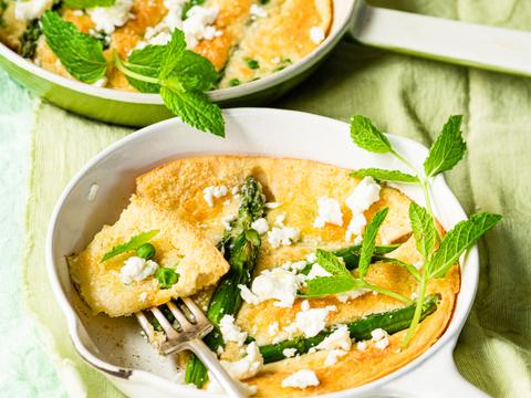 Fluffy omelet met asperges, erwtjes en munt