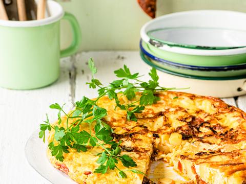 Tortilla met aardappel,chorizo en plakjes tomaat