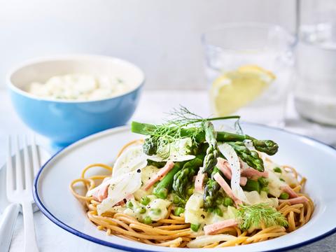 Volkorenpasta met ham, venkel en groene asperges