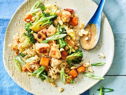 Wok met zilvervliesrijst, kip, broccoli en pindadip