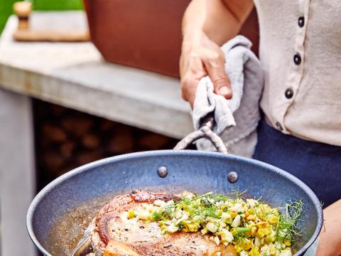Côte à l'os van het varken met salsa van gegrilde maïs, venkel en blauwe kaas