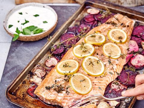 Warmgerookte zalm met rode biet