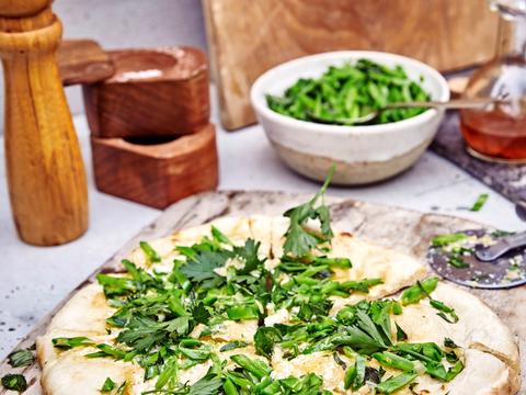 Pizza bianca met crème van abdijkaas en gemarineerde peultjes