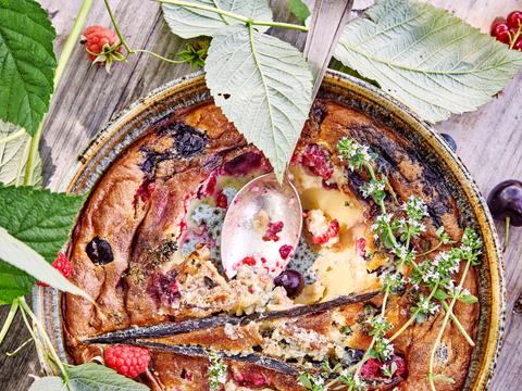 Clafoutis met verse bessen en citroentijm