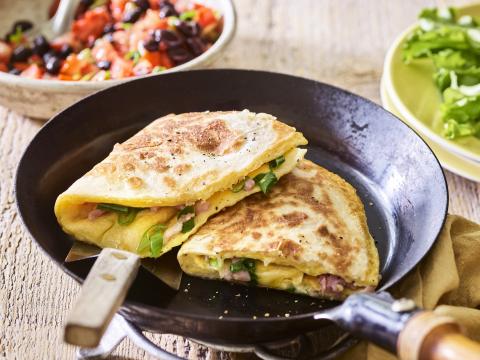 Wrapcroque met omelet, spek en kaas