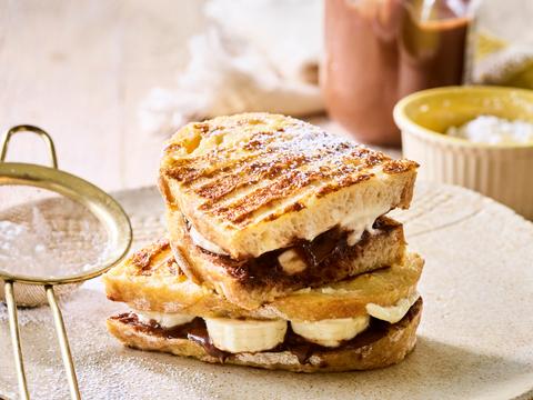 Fresh toast met chocopasta, roomkaas en banaan