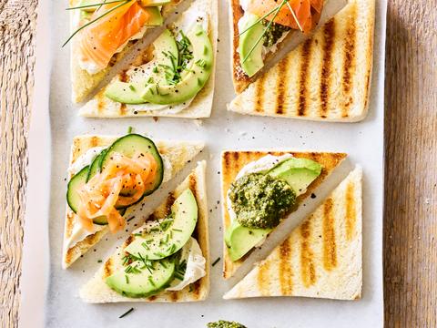 Croque-hapje met gerookte zalm en avocado