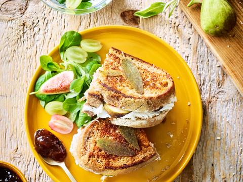 Zuurdesemcroque met geitenkaas en vijgen