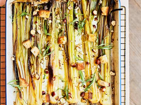 Geroosterde prei met croutons en hazelnoten