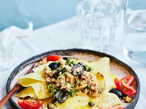 Lasagnesalade met tonijn, ansjovis, kappertjes en gremolata