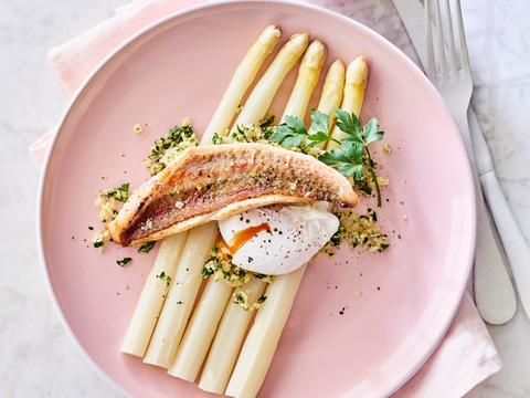Rode poon met witte asperges, gepocheerd ei en peterselie-broodkruim