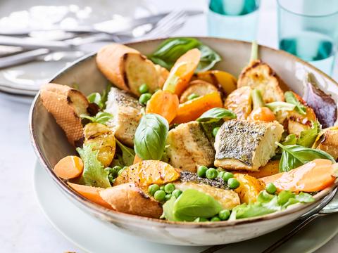 Panzanella met geschroeide schelvis, erwtjes en jonge wortel