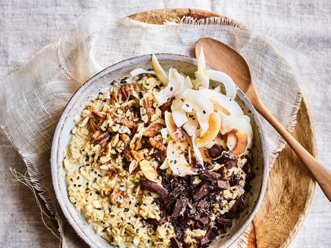 Havermout-tahinbowl met chocolade, pecannoten en kokosschilfers