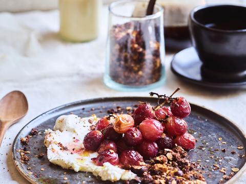 Hazelnootgranola met geroosterde druiven en labneh