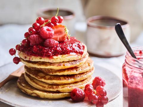 Bananenpancakes met frambozen-chiaconfituur en rood fruit