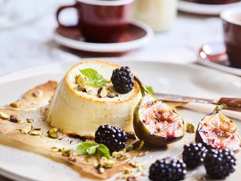Gebakken ricotta met gegrilde vijgen, pistaches en bramen