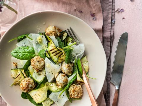 Salade met gegrilde courgette, daikon, geitenkaasballetjes en citrusmarinade