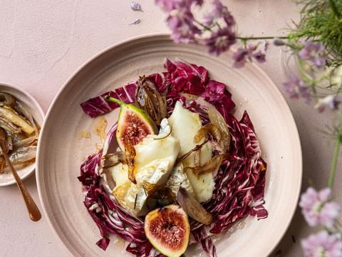 Salade met radicchio, vijgen en kort gegratineerde geitenbrie
