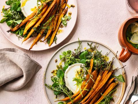 Salade met mosterdsla, ovengeroosterde worteltjes en geitenkaasbuche