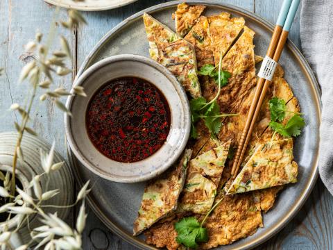 Vietnamese omelet met groentjes en frisse dipsaus