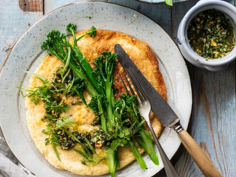 Luchtige soufflé-omelet met broccolini en pesto van kervel en dragon