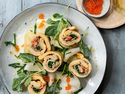 Omeletrolletjes met krab, koolrabi, zeekraal en zalmeitjes
