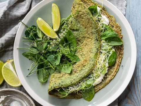 Groene omelet gevuld met limoenricotta en preischeutjes