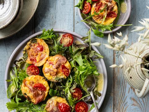 Miniomeletjes met kerstomaatjes, Italiaanse ham en basilicum