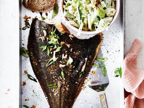 Gebakken pladijs met salade van spitskool en lente-ui