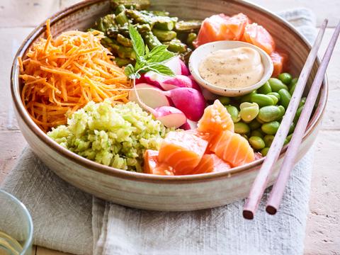 Broccolibowl met zalm en srirachamayonaise
