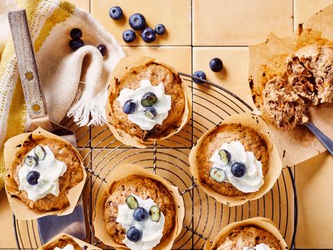 Wortel-notenmuffins met blauwe bessen
