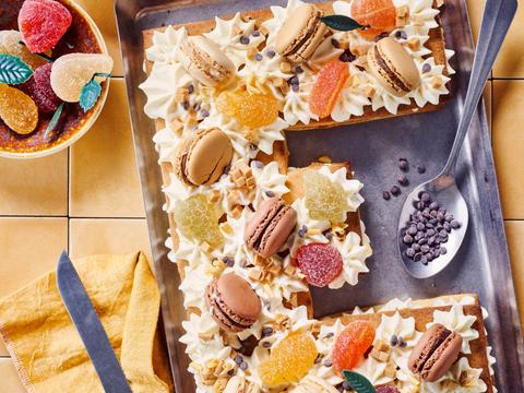 Lettercake met snoepjes en koekjes