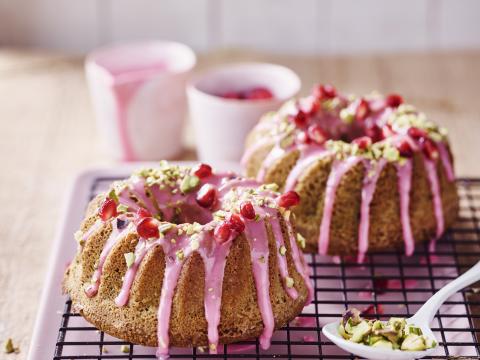 Minitulband-pistachecake met roze glazuur en granaatappel