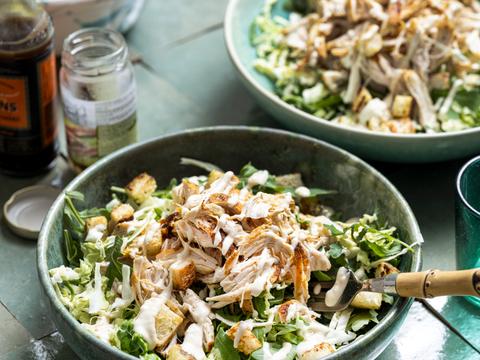 Caesar salad van flinterdunne savooikool, kip en parmezaandressing