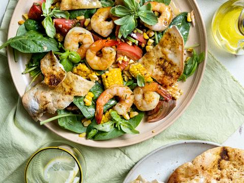 Scampisalade met gegrilde maïs en krokante tortillachips
