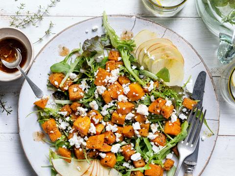 Salade met kruidig gebakken pompoenblokjes, appel en feta