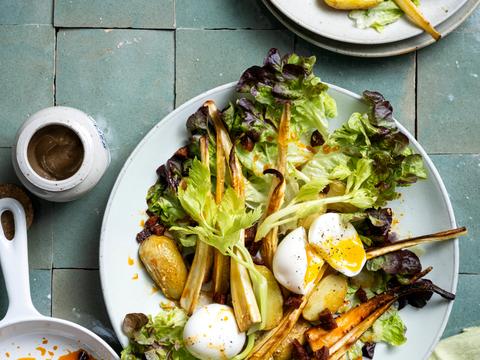 Bladslaatje met geroosterde pastinaak, krieltjes, ei en chorizodressing