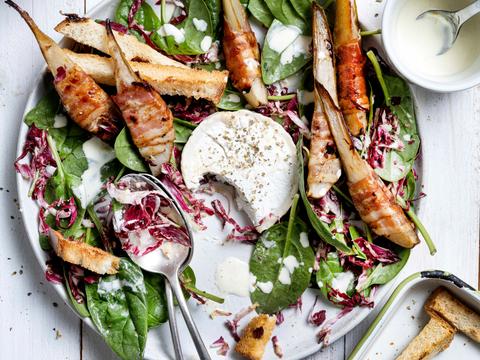 Radicchiosalade met gebakken spekpeertjes, geitenkaas en soldaatjes van rozijnenbrood