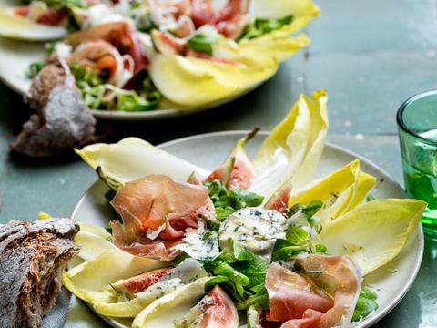 Witloofsalade met verse vijgen, blauwe kaas en Italiaanse ham