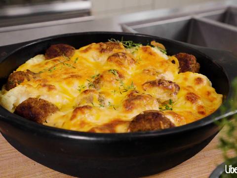 Ovenschotel met bloemkool, gehaktballetjes en gegratineerde kaaskorst