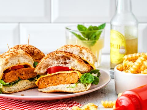 Kidsburgers met kippengehakt en crinkle fries