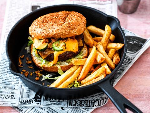 Smashburger met homemade giantsaus, augurk en krokante uitjes