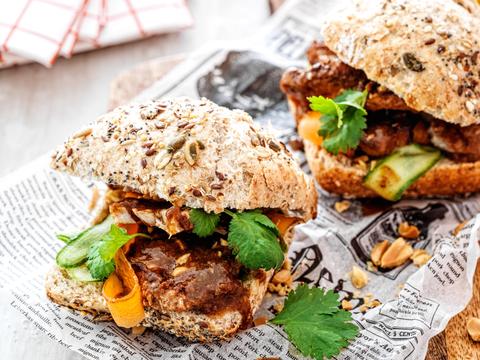 Vietnamese banh mi burger met buikspek, gepekelde groentjes en koriander