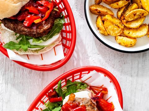 Kalfsburger met mozzarella en uien-paprikacompote