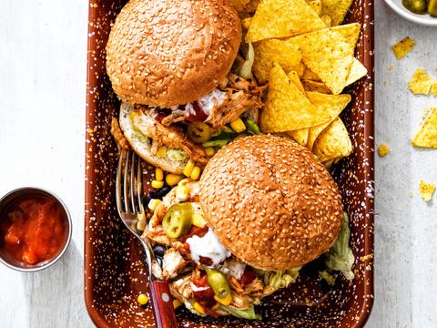 Mexican burger met pulled chicken